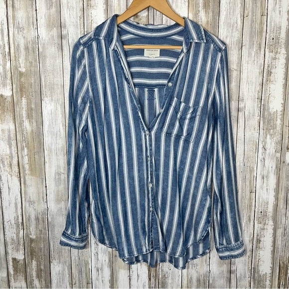 American Eagle Outfitters Tops - American Eagle boyfriend fit Women’s Blue Stone Wash Stripe Button Down